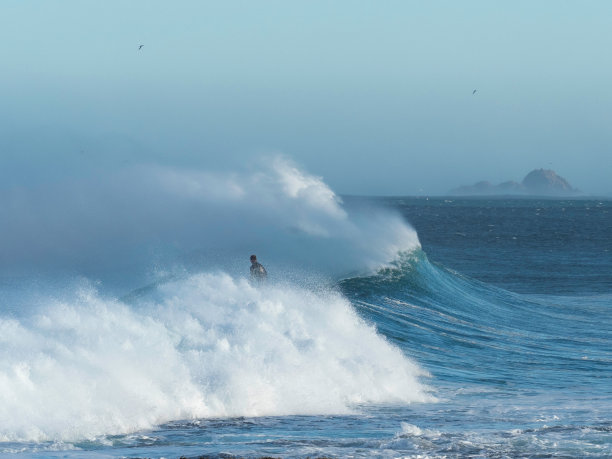 隐藏在波浪中的冲浪者图片下载