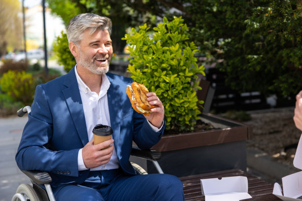 同事们穿着西装午休，喝着咖啡吃着东西。图片下载