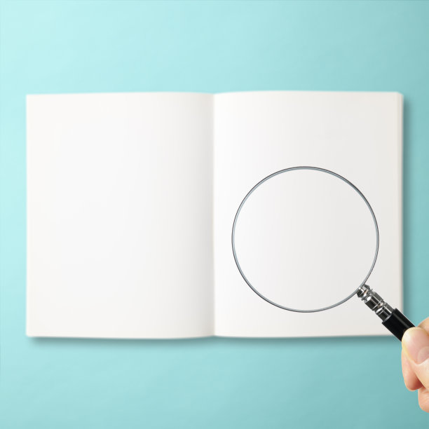 用放大镜在浅蓝色背景上检查一本打开的空白书图片下载