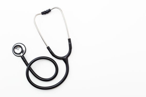 白色背景听诊器。图片下载