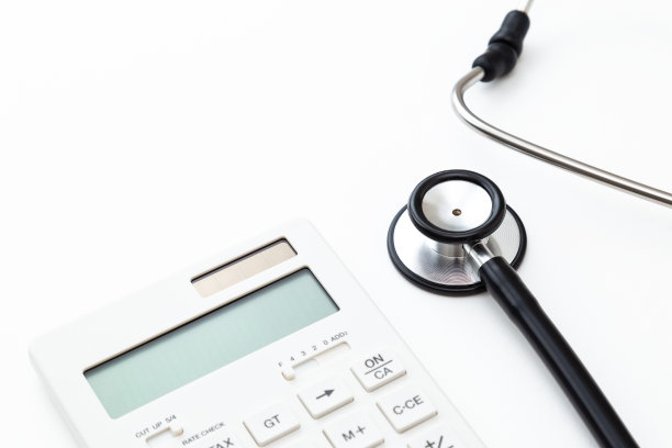 计算器和听诊器在白色背景。图片下载