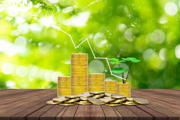 木桌上的硬币和树木，以散景自然为背景，吉祥经济增长的概念图片下载
