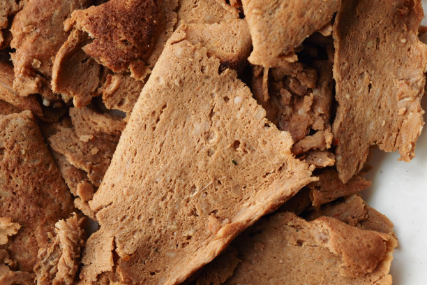 捐赠者烤肉串放在盘子里的细节照片，图片下载