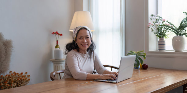 在咖啡馆使用笔记本电脑的夏季主题老年妇女图片下载