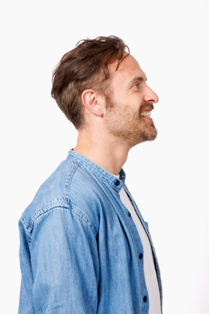 白人男子肖像的侧视图图片下载