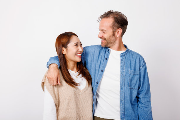 快乐的亚洲女人和高加索男人的肖像图片下载