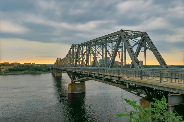 渥太华河上的桥梁图片下载
