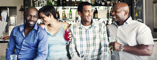 Four young adults enjoying drinks in a hotel bar重复图片图片下载