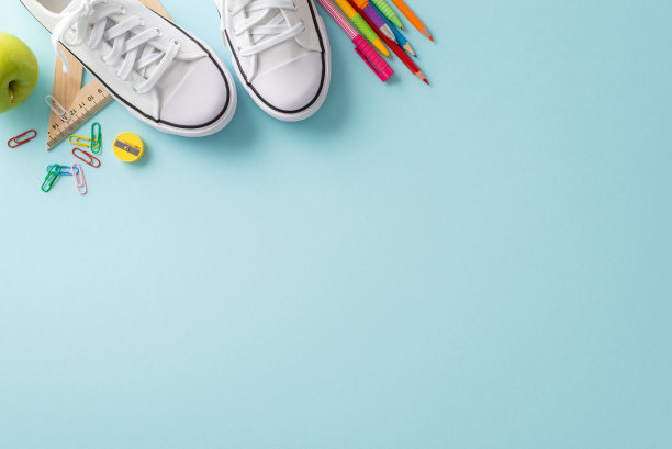 学习作文要点。创意的俯视图照片，在柔和的蓝色背景上有一个背包，运动鞋和一系列教育用品。理想的文本或宣传内容图片下载