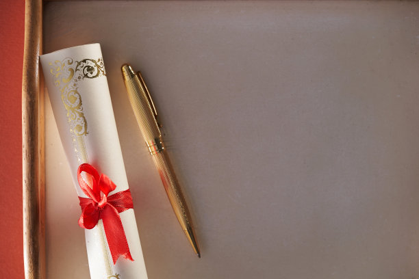 金色的彩笔和带丝带的证书卷轴图片下载