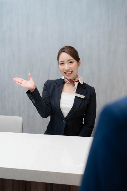 漂亮的亚洲接待员在和商人说话图片下载