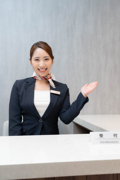 漂亮的亚洲接待员对着镜头微笑图片下载