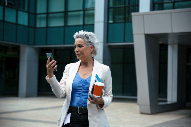 老妇人在城里叫出租车图片下载