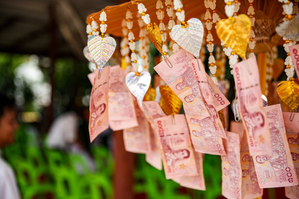许多泰国钞票上的旗帜，宗教活动的人来修行佛法图片下载