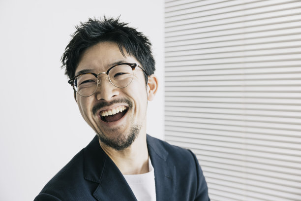 微笑的日本商人，聪明随意的优雅，和真正的积极图片下载