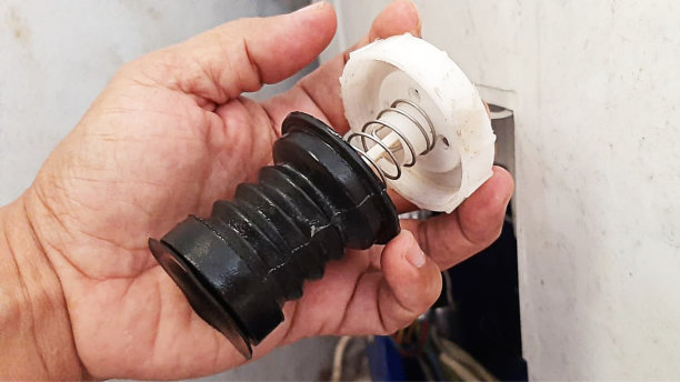 一只男性的手拿着洗衣机的备件图片下载