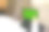 一名自由职业者手持黑色平板电脑，模拟绿色桌面屏幕，坐在公园的长凳上图片下载