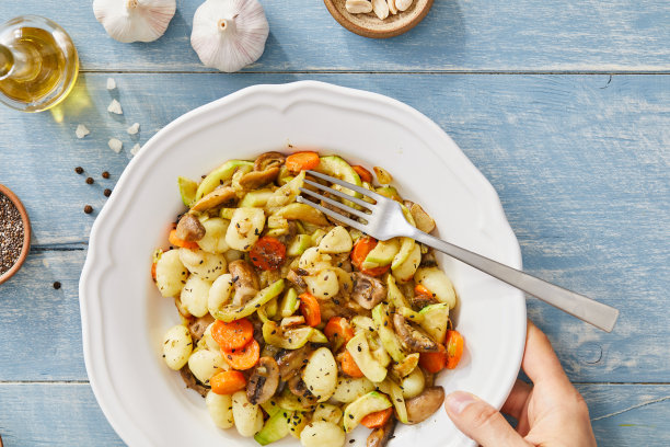 美味的汤圆配新鲜蔬菜图片下载