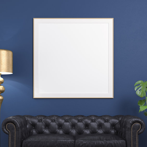 舒适复古别致的室内配有黑色皮垫沙发，一个大的方形相框和复制空间，一个复古的金色电灯和一盆植物，50 - 60年代装饰库存照片图片下载