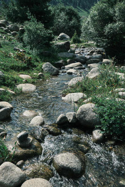 山间河流图片下载