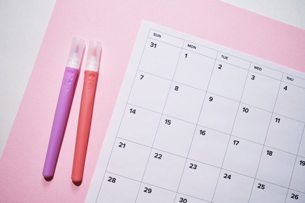 每月的日历。纸上有日期的日历。天计划。周、月、年的时间表。现代的组织者。业务日记。截止日期提醒。日常活动管理。模板和网格图片下载