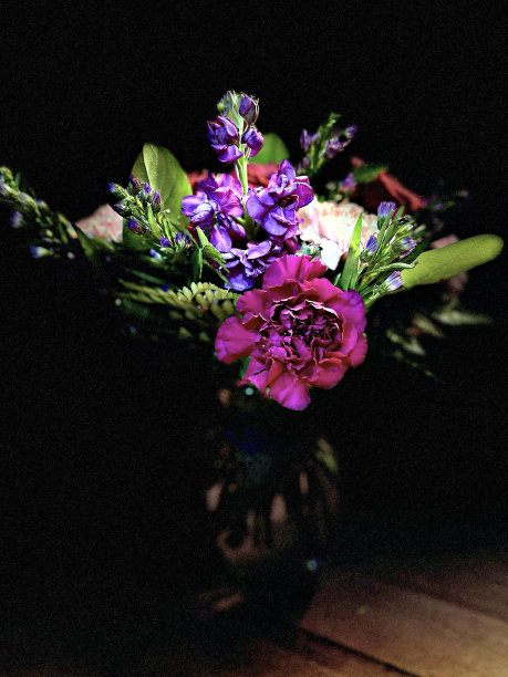 工作室灯光效果的彩色插花玻璃花瓶在桌面上的中心图片下载