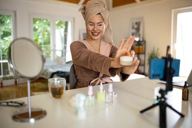 年轻女子在家用手机拍摄护肤视频图片下载