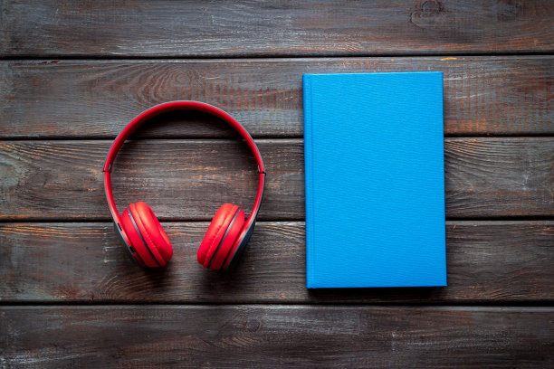 有声读物或播客的概念，书和耳机附近图片下载