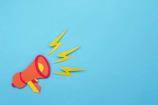 用剪纸制作的蓝色背景喇叭宣布促销活动。图片下载