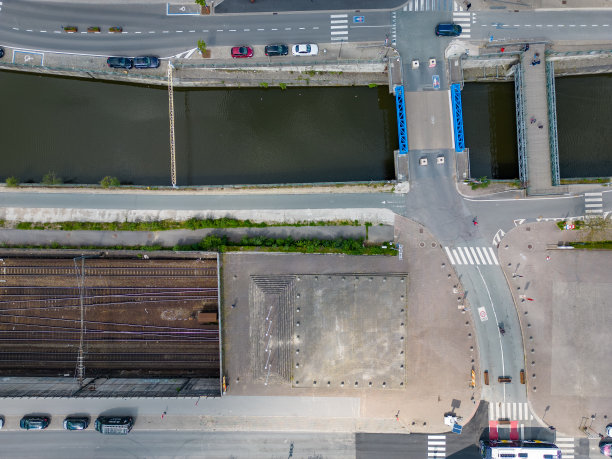 在一个晴朗的日子里，比利时哈勒河旁的火车铁轨的鸟瞰图。图片下载