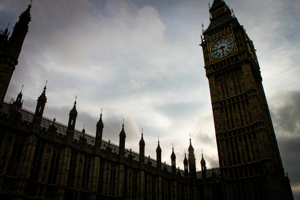 有钟楼的建筑物的低角度视图图片下载