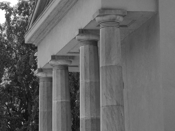 黑白两色柱子的建筑物的低角度视图图片下载