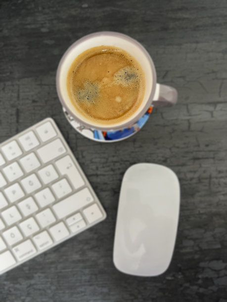 俯视图咖啡杯，PC键盘和鼠标在桌子上图片下载