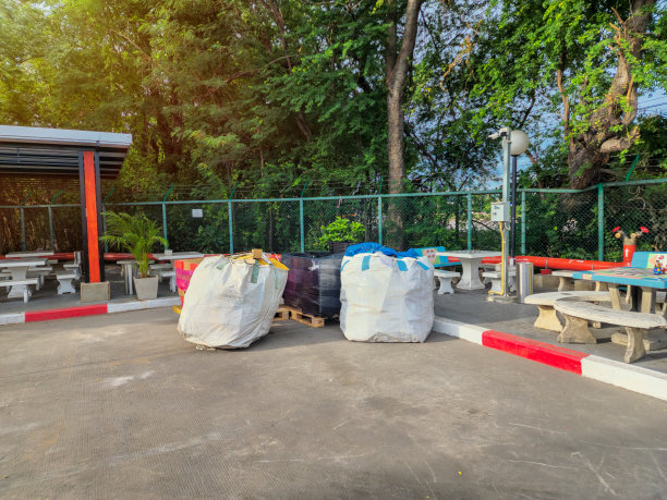 已分类的大垃圾袋，等待运往废物处理点。图片下载