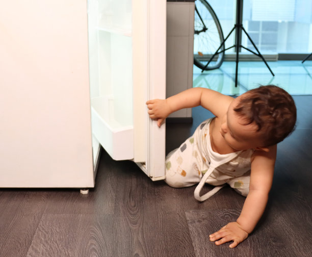 世界上的极端温度。孩子寻找凉爽的地方和冷饮来解暑。图片下载