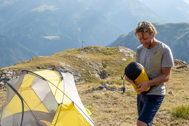 男人骑自行车旅行并在山上露营图片下载