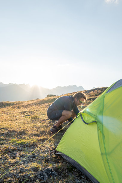 男人骑自行车旅行并在山上露营图片下载