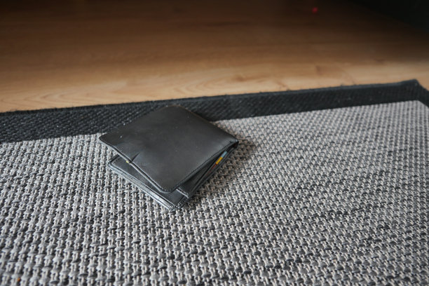 把钱包落在家里的地板上了图片下载