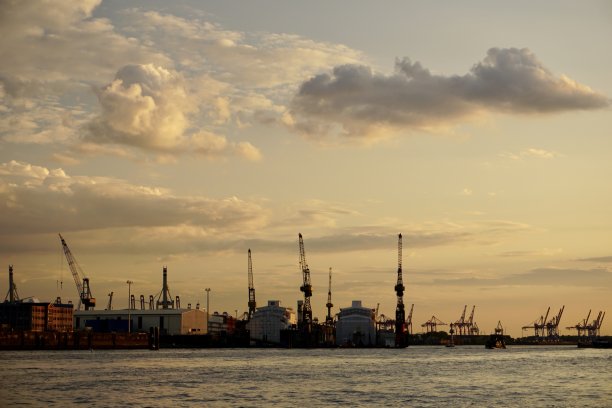 汉堡港是德国汉堡易北河上的一个海港，距离北海的入海口110公里(68英里)。图片下载