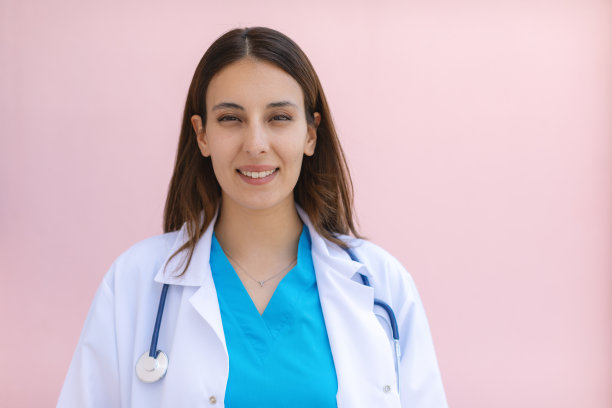 医院里开朗的年轻女医务人员的肖像图片下载