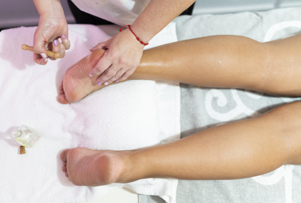 一个女按摩师做足部反射按摩的俯视图照片图片下载