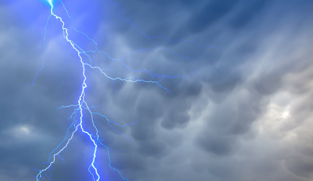 闪电在蓝色的暴风雨云之间击中。图片下载