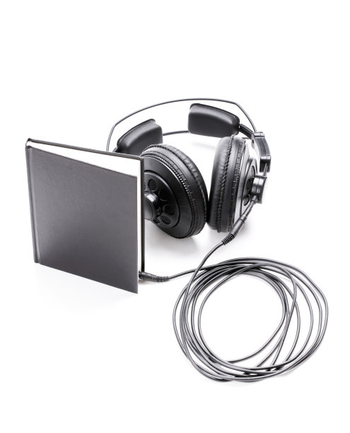 有声读物。耳机插在纸质书里图片下载