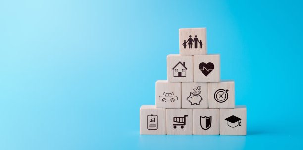 带有各种保险图标的木块。人寿保险概念。图片下载