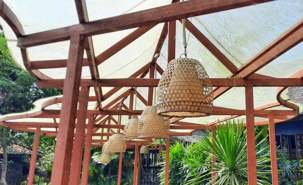 室外装饰灯由竹编带屋顶。园林装饰的概念带有乡村气息图片下载