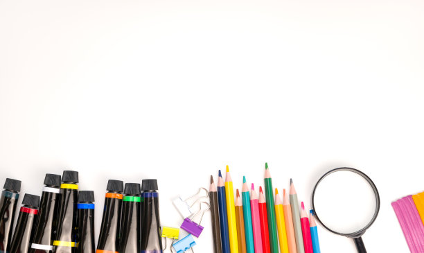 回到学校的概念，。弗拉特躺着铅笔、放大镜、回形针、计算器。广告横幅，学前教育，美术用品图片下载
