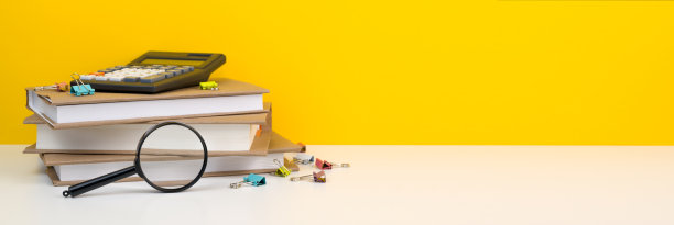 黄色背景下的学习用品。有文字位置的横幅图片下载