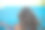 一个美丽的女孩在夏天看着海岸线的背影图片下载