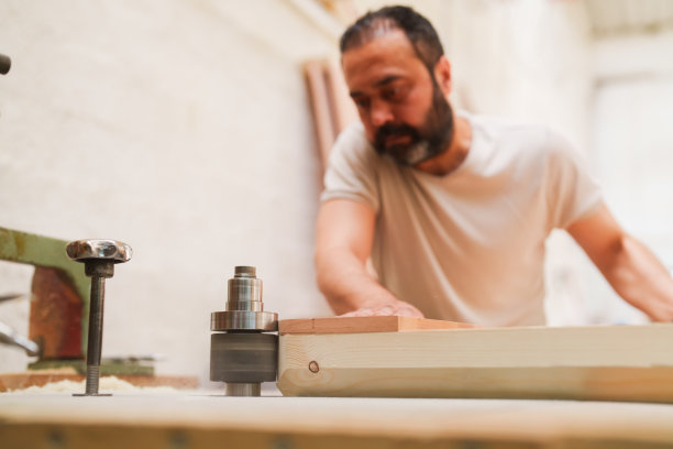 木匠在车间制作木桌图片下载