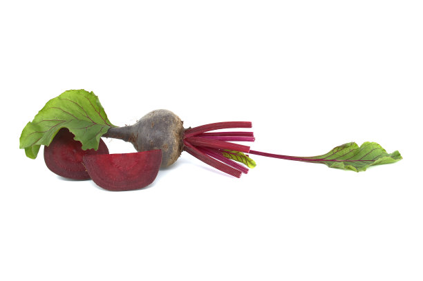 白色背景上分离的甜菜根图片下载